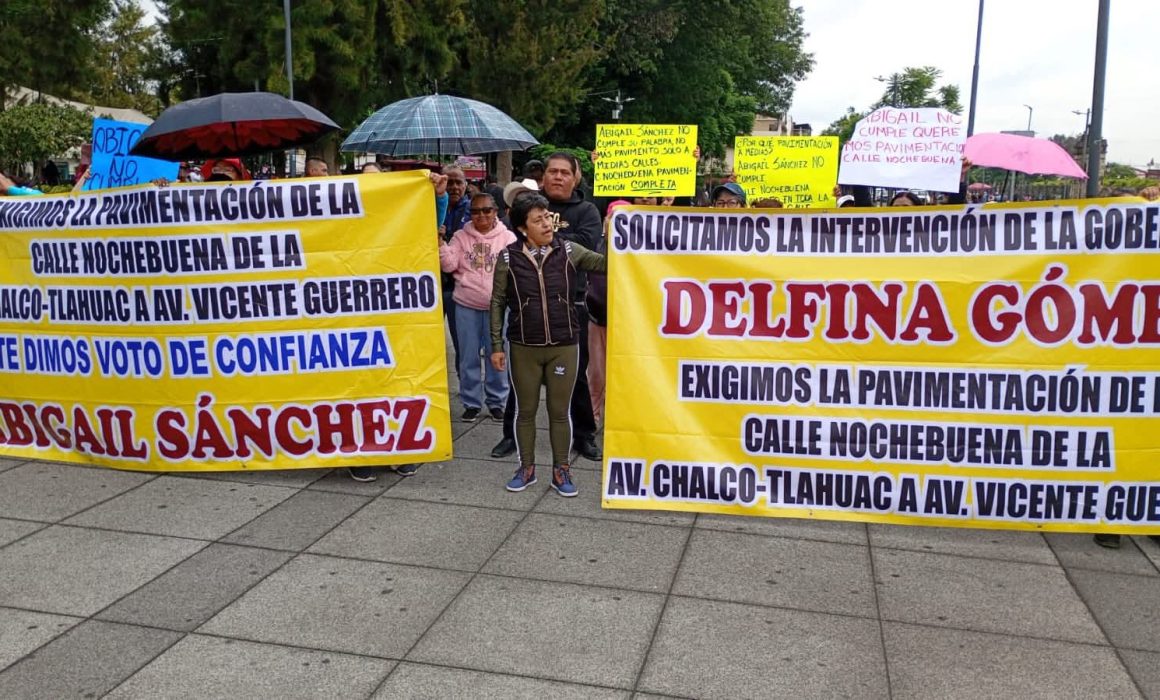 Manifestantes toman la explanada de Chalco para exigir pavimentación y seguridad