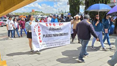 Manifestantes vuelven a intentar frenar el informe regional de la gobernadora en Texcoco