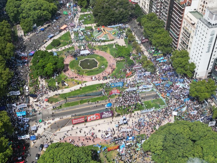 Manifestantes y Fuerzas Federales protagonizan graves incidentes durante el debate de la reforma laboral en el Congreso de Argentina