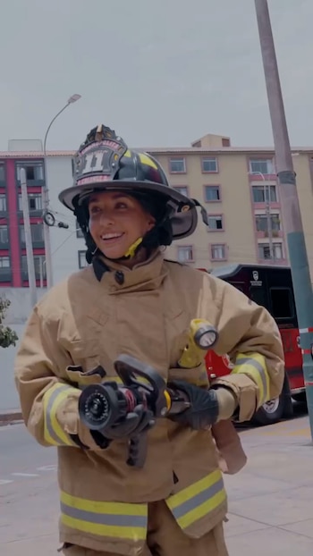 María Becerra participa como bombera voluntaria en Perú y comparte mensaje de apoyo a los rescatistas