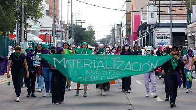 Marchan en Toluca por el acceso real al aborto legal y denuncian obstáculos en Edomex