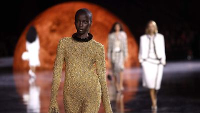 Matthieu Blazy transforma Chanel en una experiencia galáctica en París