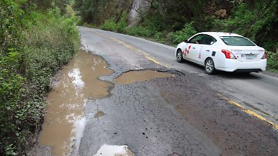 Mega bache en la Toluca-Tejupilco pone en riesgo a conductores y genera preocupación