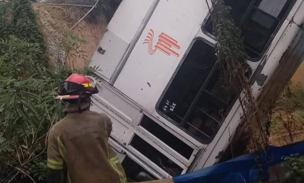 Microbús choca contra vivienda en Atizapán sin heridos