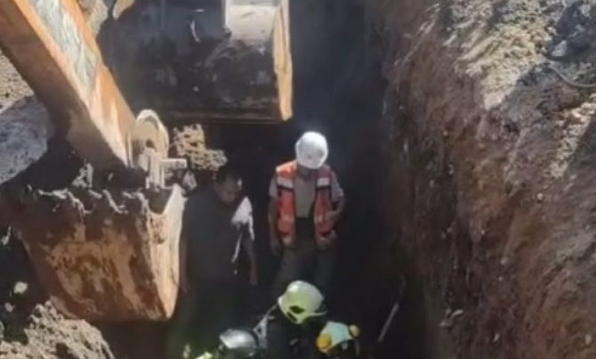 ¡Milagro en Ecatepec! Rescatan a trabajador atrapado en obras de drenaje profundo