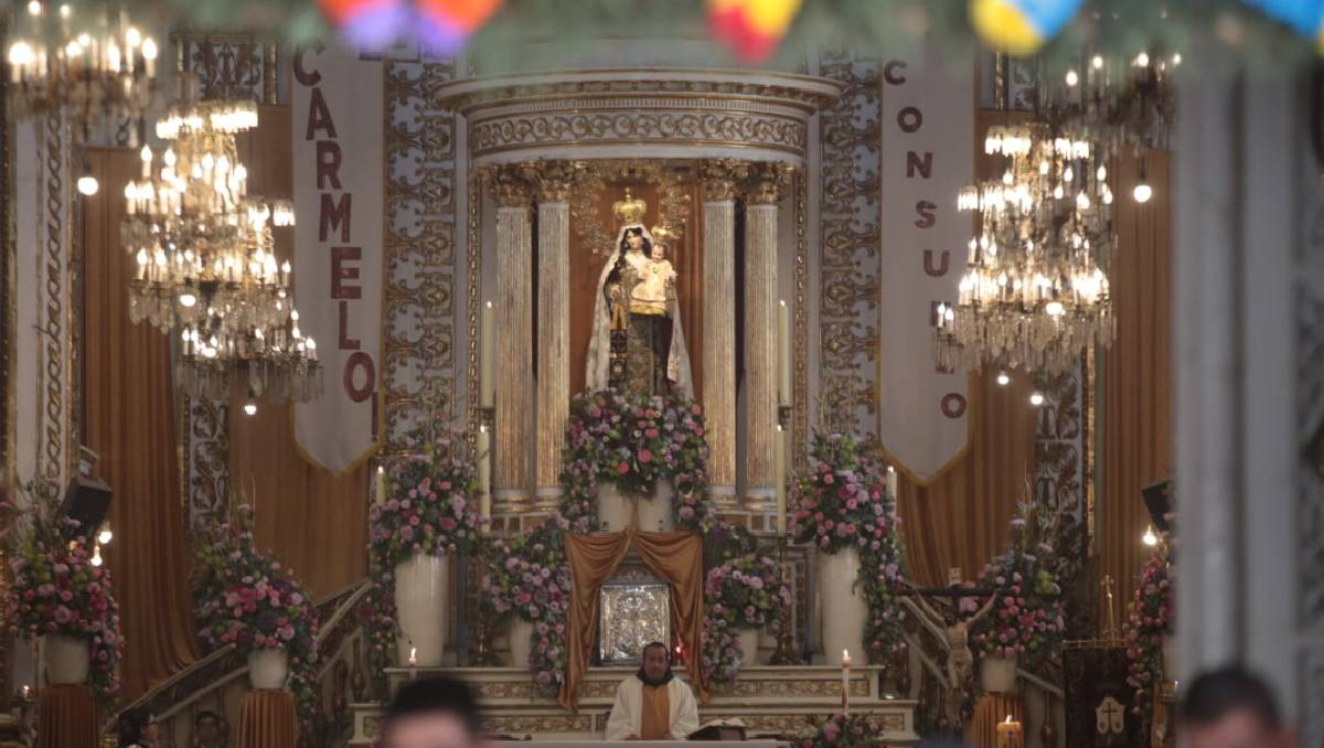 Miles de fieles en Toluca participan en la bendición del escapulario en honor a la Virgen del Carmen