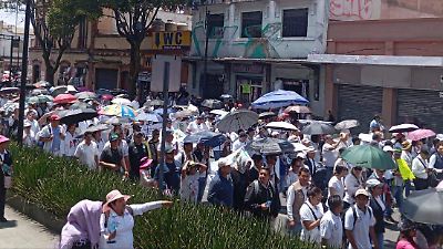 Miles de trabajadores de salud en Toluca marchan para exigir insumos, pagos y destitución de secretaría