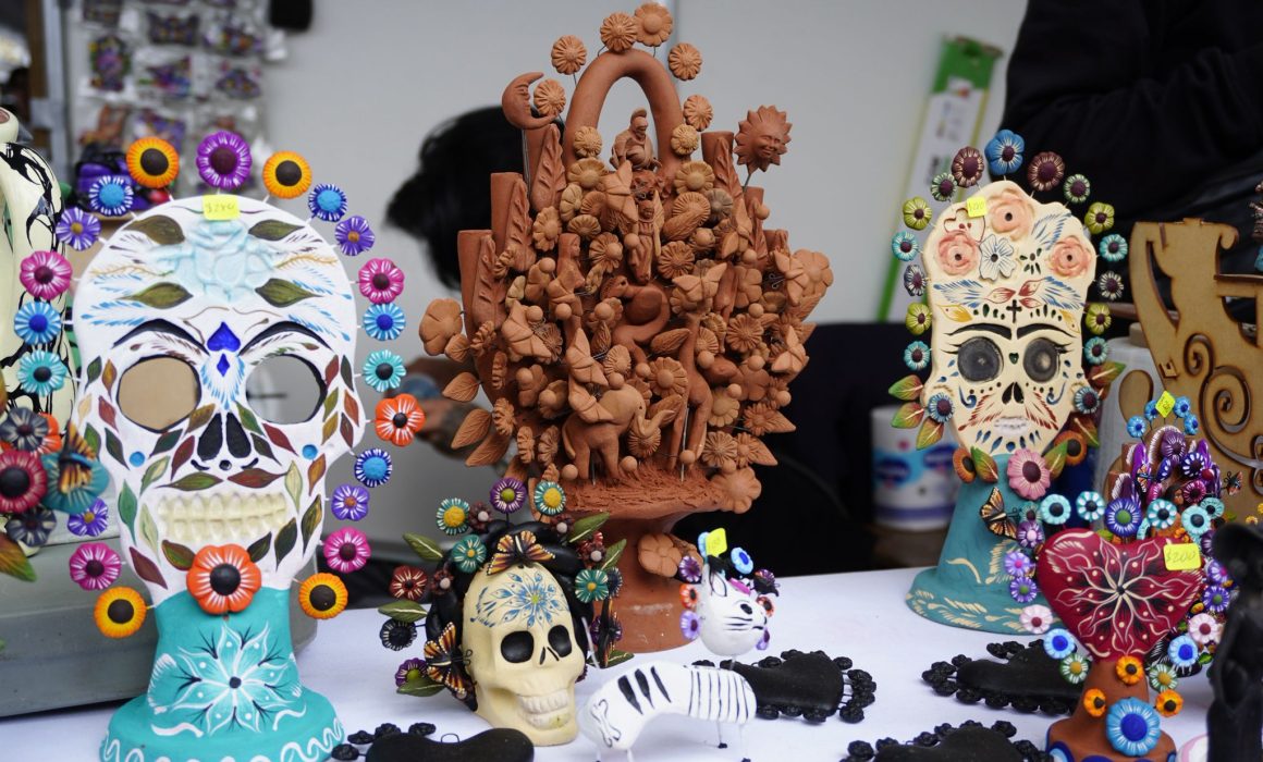 Miles de visitantes llenan Metepec durante el inicio del Festival Quimera 2025