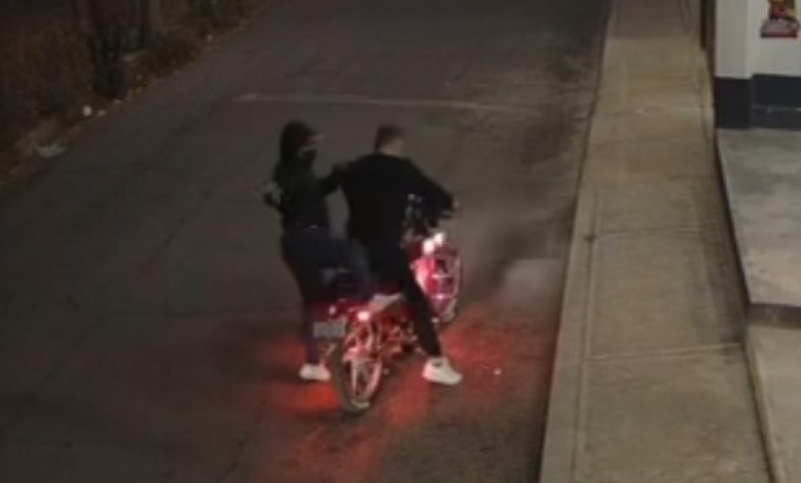 ¡Momento exacto! Captan asalto a motociclista en Texcoco y las autoridades ya investigan