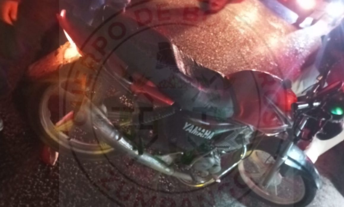 Motociclista en estado de ebriedad choca contra combi en Zumpango