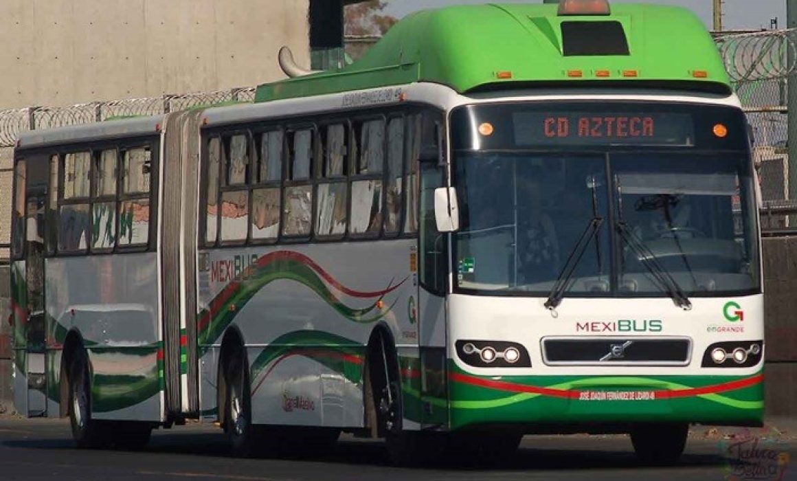 Motociclista intenta ganarle el paso al Mexibús en Ecatepec y sufre caída pero únicamente con golpes leves