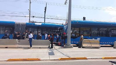 Motociclista invade carril exclusivo del trolebús en Chalco y resulta herido en accidente