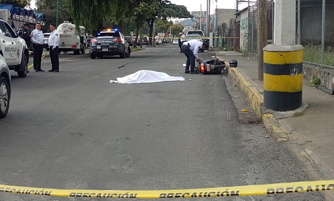 Motociclista muere atropellado por pipa en Metepec; conductor huye del lugar