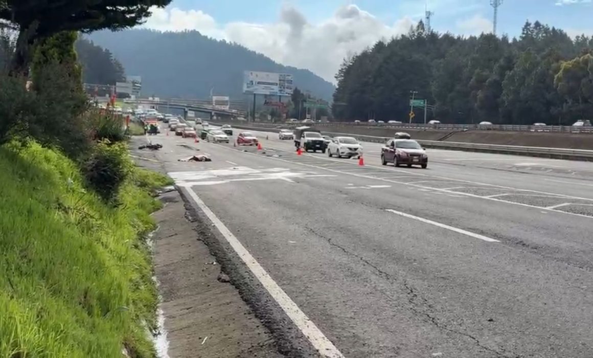 Motociclista muere tras ser empujado por automóvil en la carretera México-Toluca
