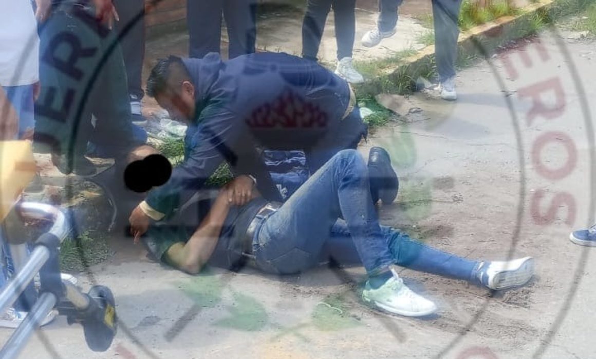 Motociclista se derrapa en Zumpango y es llevado a hospital para atención médica especializada