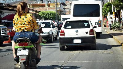 Motociclistas en Toluca y sus municipios circulan sin protección ni medidas de seguridad
