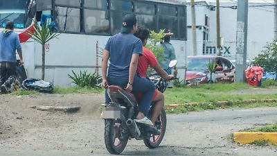 Motociclistas invaden ciclovía en Toluca sin casco y poniendo en riesgo a peatones