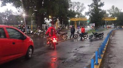 Motociclistas y mototaxistas bloquean carreteras en Texcoco por demandas de traslado penitenciario