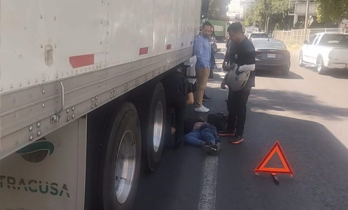 Motorista muere tras ser arrollado por tráiler en Tlalnepantla: investigación y recomendaciones