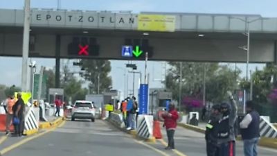 Mototaxistas bloquean la caseta de Tepotzotlán en la autopista México-Querétaro por protesta