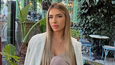 Muere influencer Tijana Radonjic tras quitarse el cinturón en vuelo de parapente