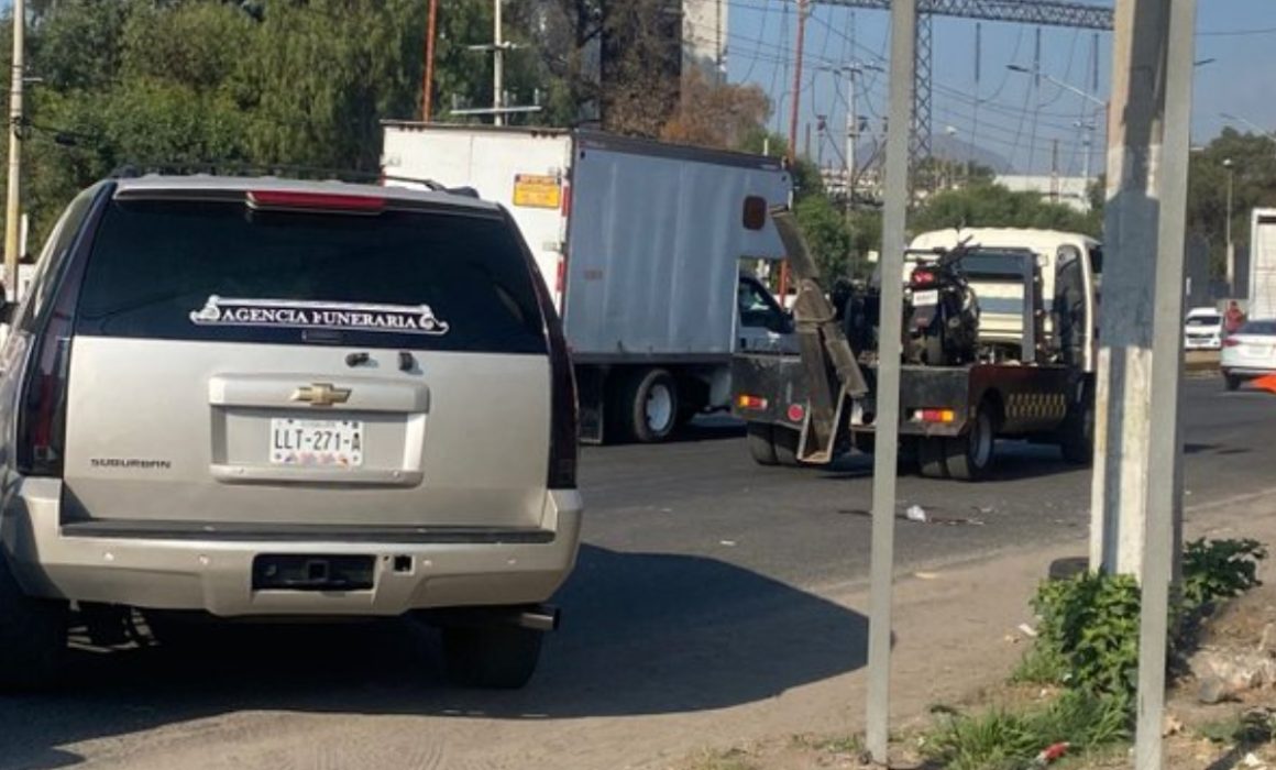 Muere motociclista al impactarse con tráiler en la carretera México-Texcoco