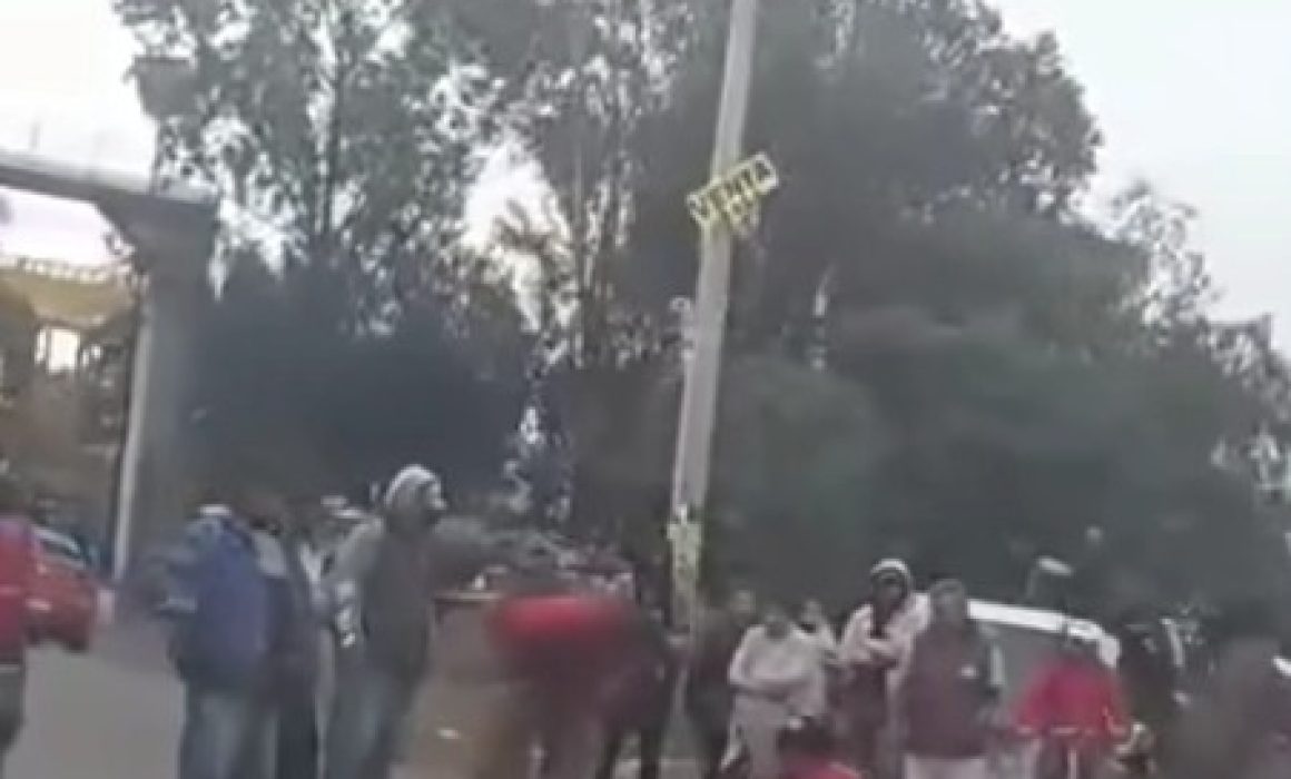 Muere motorista tras caer de su moto en carretera de Tezoyuca