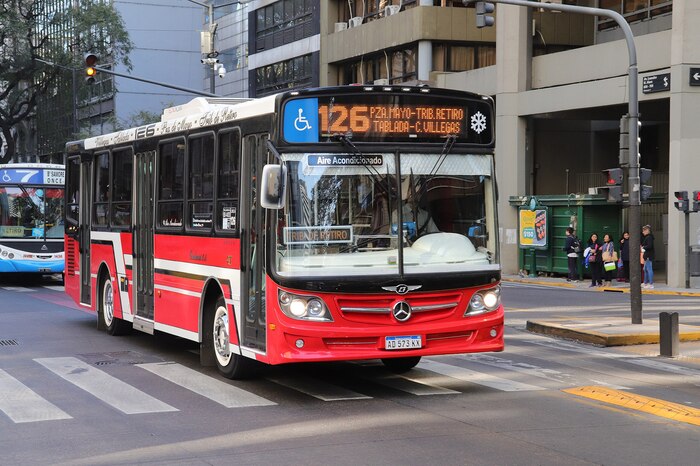 Muere mujer en choque entre auto y colectivo en Mataderos, Buenos Aires