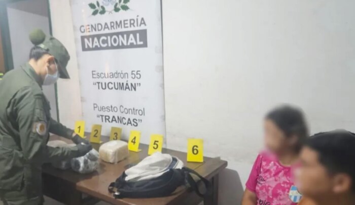 Mujer con su hija menor de edad transportaba casi 4 kilos de marihuana en micro con destino a Mendoza en Tucumán