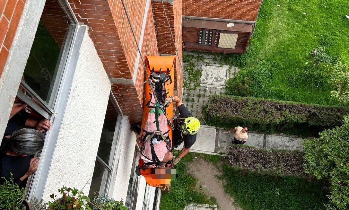 Mujer resulta con fractura tras caer desde azotea en Metepec, protección civil la rescata con éxito