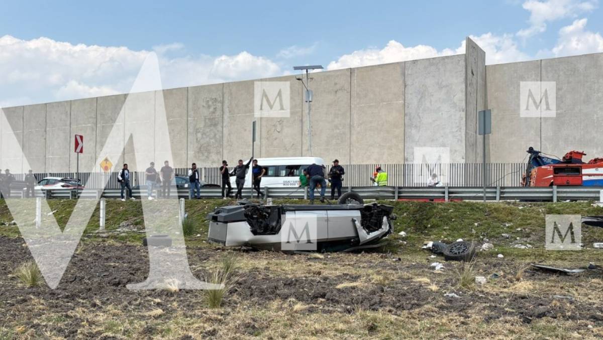 Mujer resulta lesionada tras volcar CyberTruck, Tesla, en Toluca