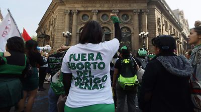 Mujeres acusadas de aborto en México enfrentan penas similares a narcotraficantes y criminales, pese a avances legales