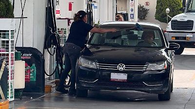 Mujeres en gasolineras del Valle de Toluca dejan sus empleos por bajos salarios y turnos nocturnos