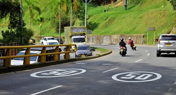 Mujeres expuestas a riesgo en vía Las Palmas de Medellín por conductas peligrosas en movimiento