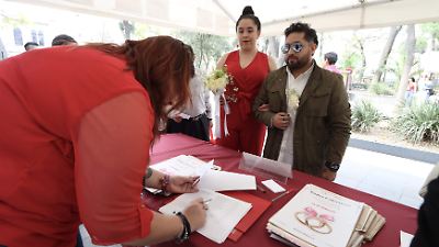 Mujeres mexicanas posponen el matrimonio: la edad promedio supera los 30 años