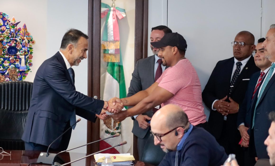 Municipio de Metepec paga 63 mil pesos a conductores afectados por baches, iniciativa única en el Estado de México