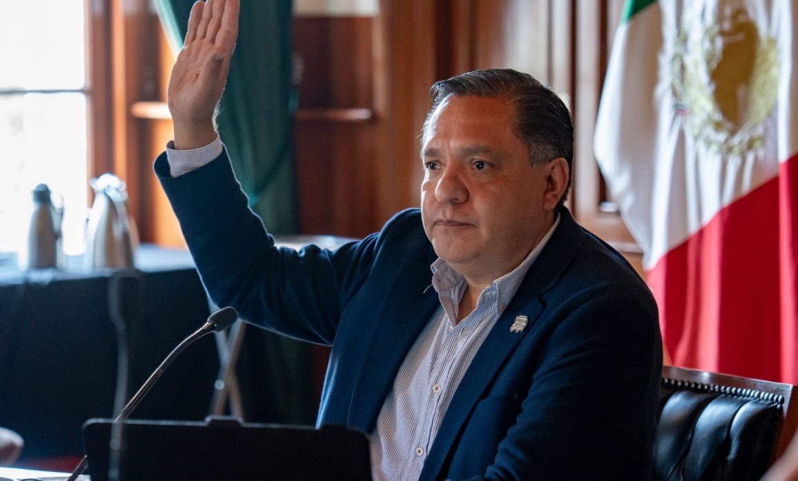 Municipio de Toluca despide a funcionario con doctorado por motivos discriminatorios