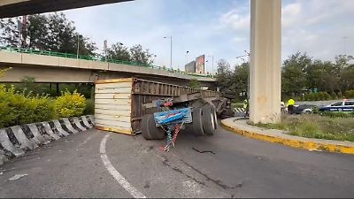 Naucalpan: Accidente con tráiler volcador causa congestión en la Gustavo Baz