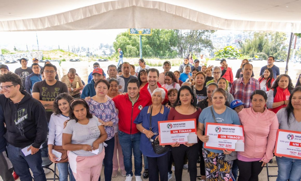 Naucalpan refuerza el abasto de agua con entrega de 50 tinacos a familias de Los Remedios