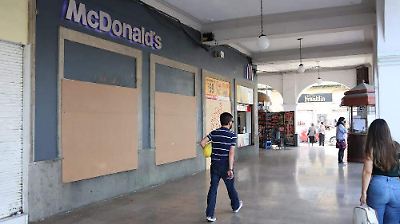 Negocio de comida rápida en Los Portales de Toluca se protege ante protestas sociales