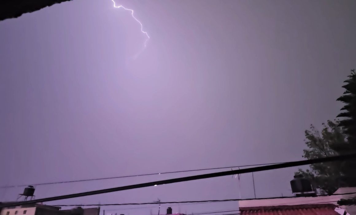 Nezahualcóyotl queda bajo agua tras fuerte tormenta de granizo y lluvia