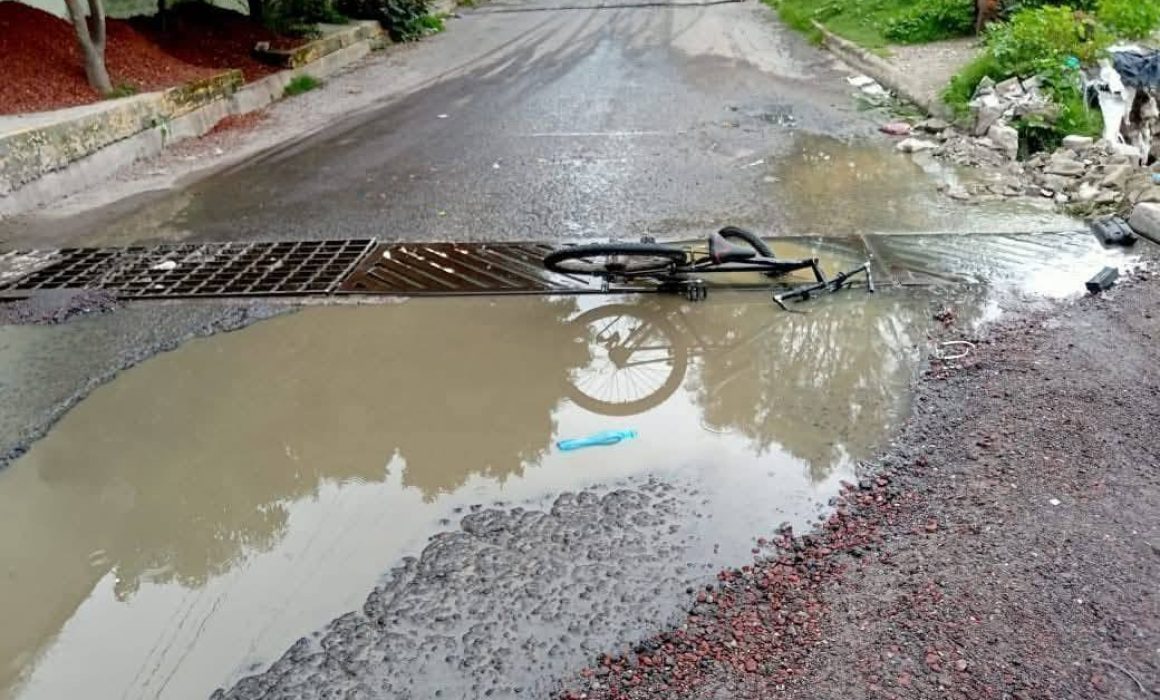 Niña cae en alcantarilla sin señalización en Ixtapaluca y sufre heridas grave; vecinos exigen respuestas