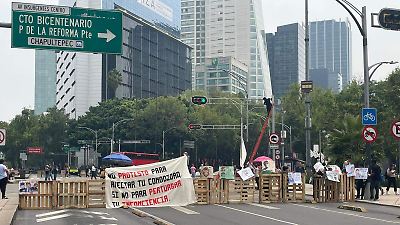 Normalistas de Chiapas bloquean Reforma para exigir justicia tras represión en su escuela