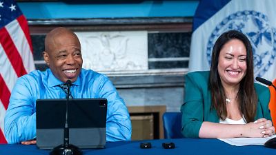 Nueva York prohíbe celulares en escuelas en 2025 para reducir distracciones y mejorar seguridad