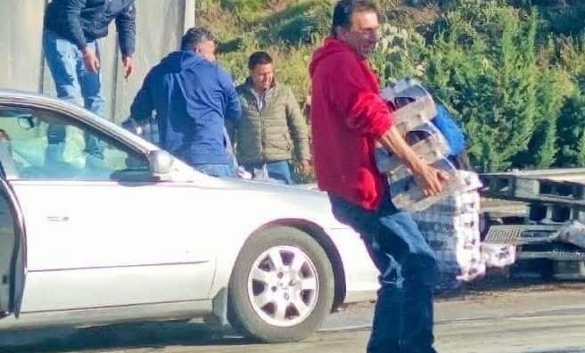 Nueva rapiña en Nopaltepec tras vuelco de camión con cerveza en la México–Tulancingo