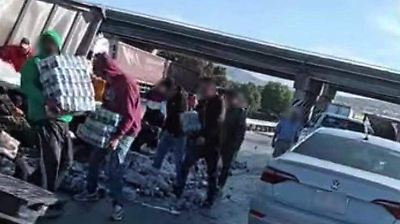 Nueva volcadura de tráiler con cerveza en México-Tulancingo desata rapiña y caos