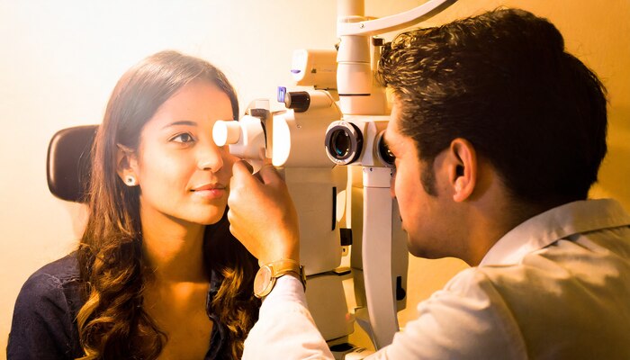 ¿Oftalmólogo u optometrista? Conoce quién cuidarás tus ojos según tus necesidades