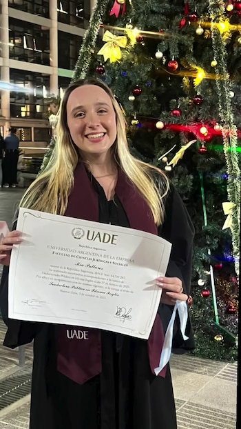 ¡Orgullo máximo! La sorprendente historia de Adrián Pallares y su hija Mía, la primera en la familia en obtener un título universitario