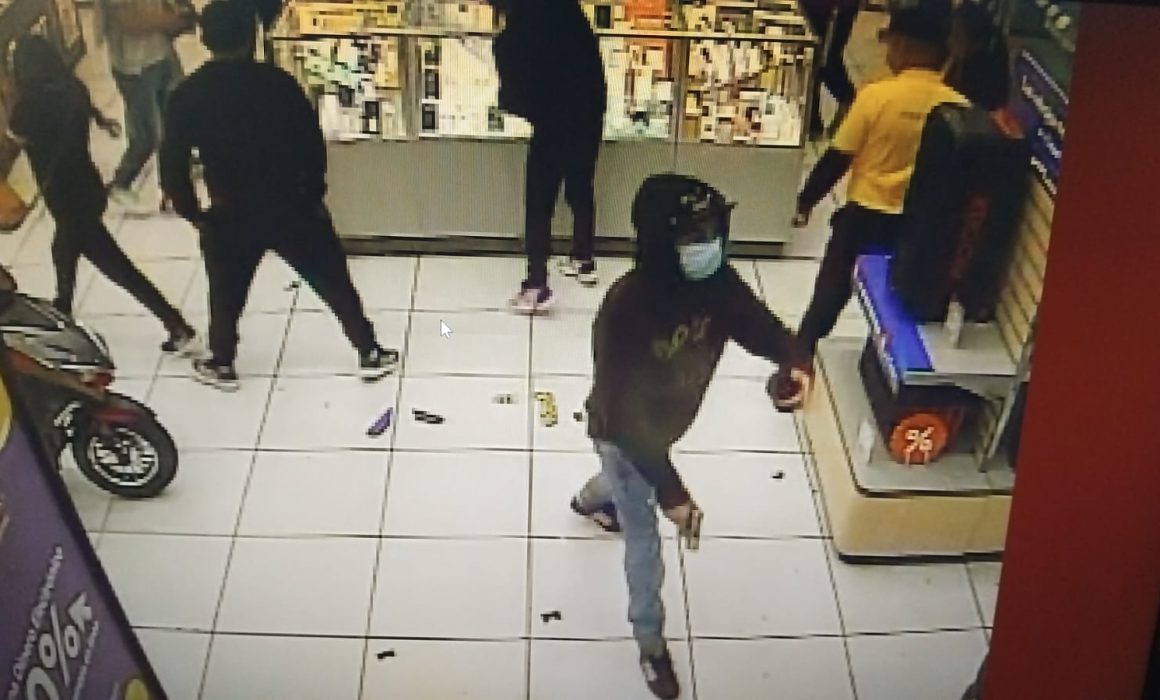 Oxxo en Ozumba se enfrenta a segunda ola de robos en menos de seis meses; delincuentes se llevan 40 celulares durante tianguis