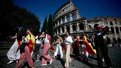 Países implementan impuestos a turistas para enfrentar el cambio climático y el turismo excesivo